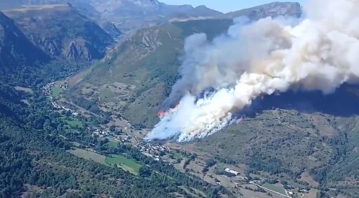 Imagen de la zona con enorme virulencia con la que avanza el fuego.
